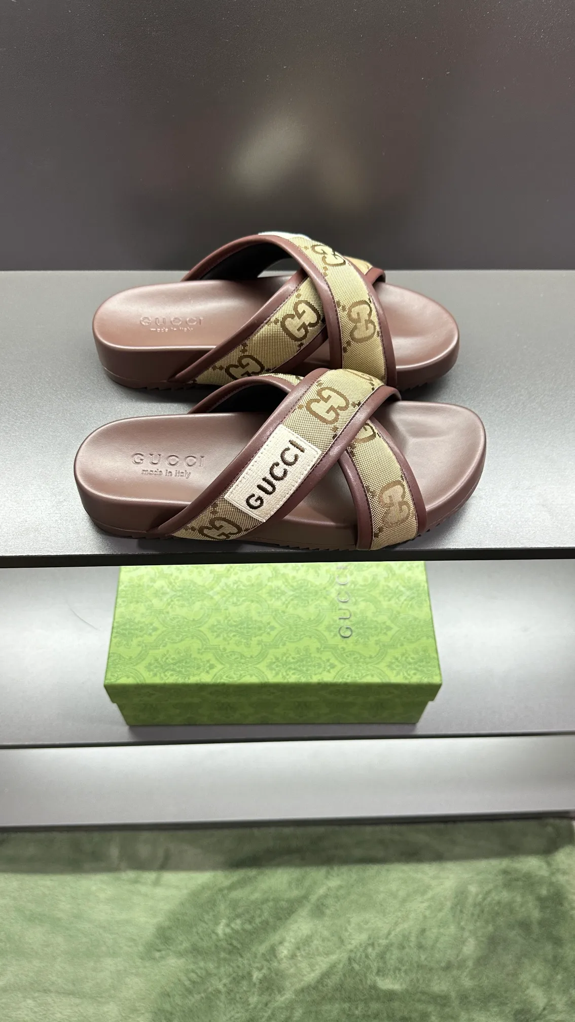 [G Family Couple Style] P: 300💰Female size 36~40 Men's size 39~45, (46. Custom-made Unisex GG slippers This slipper is made of GG polyester fiber and is decorated with a Gucci label on the front, adding a striking logo feel to the style. Beige GG recycled polyester fiber Unisex leather trim "Gucci Made in Italy" embroidered label Rubber sole Flat Made in Italy